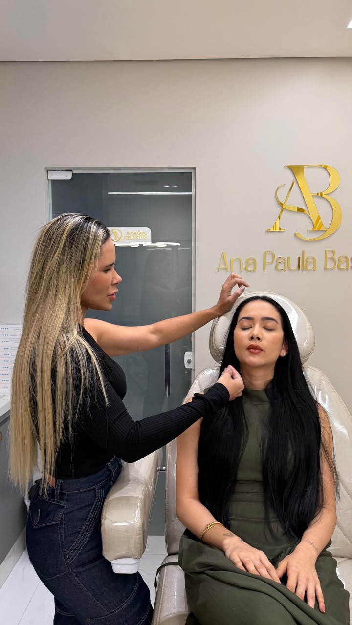 Profissional sentada em poltrona clara